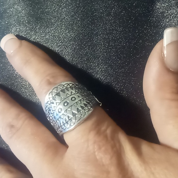 Clamper bracelet with 2 expandable statement rings. - Picture 7 of 7